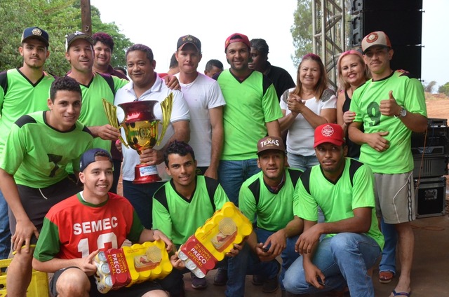 Os funcionários da escola participaram do evento com barraca de pastel, espetinhos e bebidas (Foto/Assessoria)