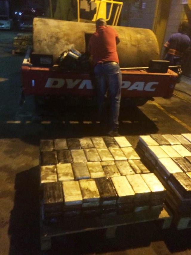 Centenas de tabletes de cocaína foram retirados dos tratores — Foto: Divulgação/Polícia Federal