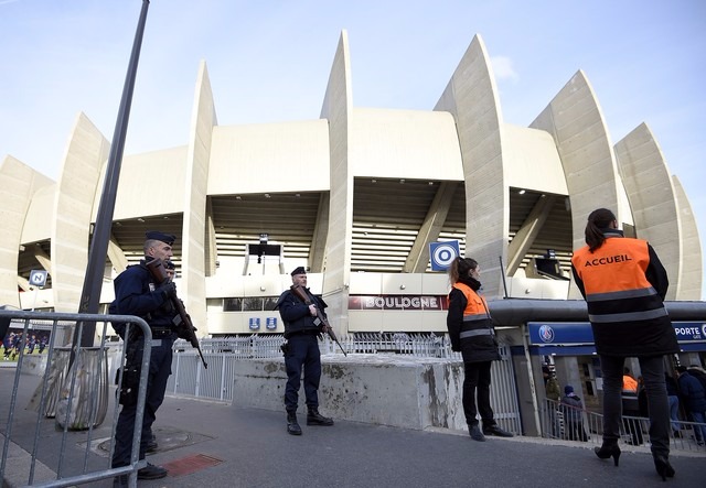 Bomba foi encontrada a cerca de um quilômetro do Parque dos Príncipes (Foto: AFP)