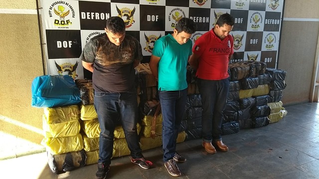 Grupo é preso com 1,1 tonelada de maconha na fronteira com o Paraguai Grupo seguiria com a droga para Rondônia. - Foto: Foto: Adilson Domingos