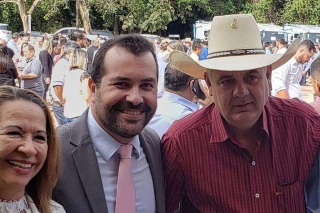 Saúde de Três Lagoas é habilitada pelo SUS para implantar equipe multiprofissional de atenção domiciliar Prefeito Angelo Guerreiro ao lado da secretaria de Saúde, Angelina Zuque, e o Ministro da Saúde, Luiz Henrique Mandetta (Foto/Assessoria)