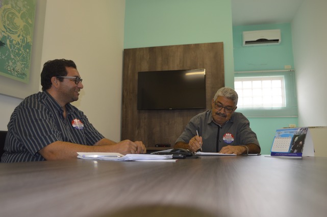 Com ameaça de greve, frentistas de MS terão piso salarial de R$ 1.190,95 Gilson Sá e José Hélio, presidentes do Sinpospetro-MS. Foto: Divulgação