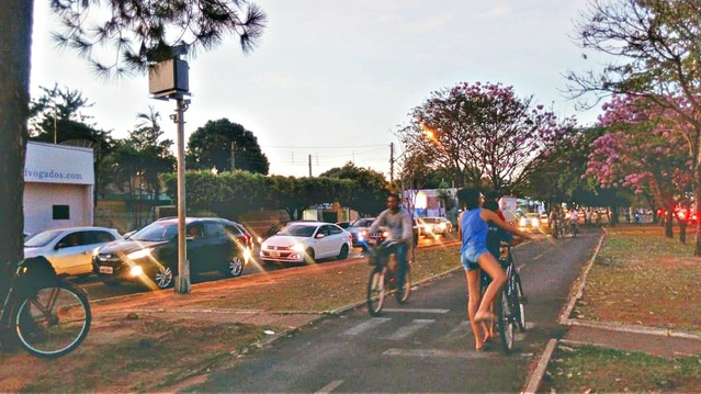Com seis mortos e quase 500 acidentes registrados só neste ano, trânsito de Três Lagoas vira desafio para o poder público Final de tarde no cruzamento das avenidas Filinto Muller e Olinto Mancini: carros, motos, bicicletas e pedestres encontram seu espaço no trânsito de Três Lagoas. Foto: Gisele Berto