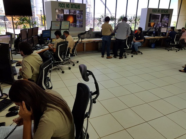 Sala de controle que coordena em tempo real todo o processo industrial (Foto: Luscas Gustavo)