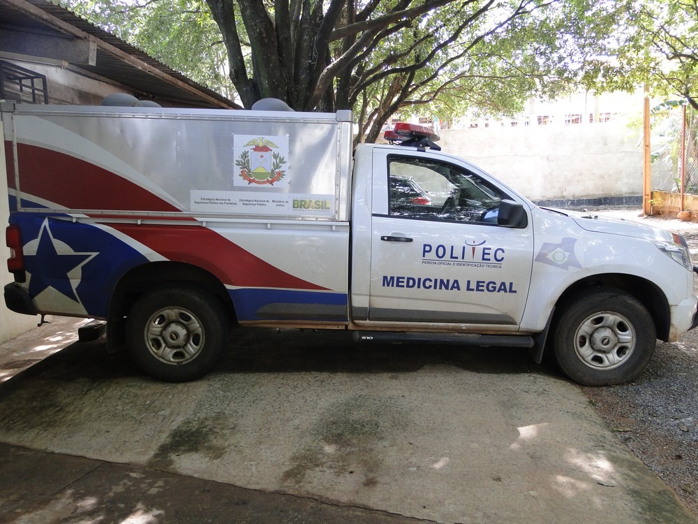 Marido é preso suspeito de matar mulher e deixar a cabeça dela dentro de sacola em calçada Uma equipe da Perícia Oficial e Identificação Técnica (Politec) esteve no local e encaminhou o corpo ao Instituto Médico Legal (IML). — Foto: Assessoria/Politec-MT