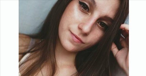 Casaco fica preso na porta de ônibus e adolescente morre após ser arrastada Casaco fica preso na porta de ônibus e adolescente morre após ser arrastada