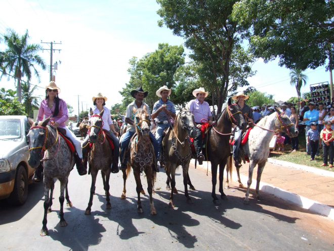 Inocência, a Cidade Romance, completa 53 anos nesta quarta-feira Cavalgada marca comemorações do aniversário de Inocência.