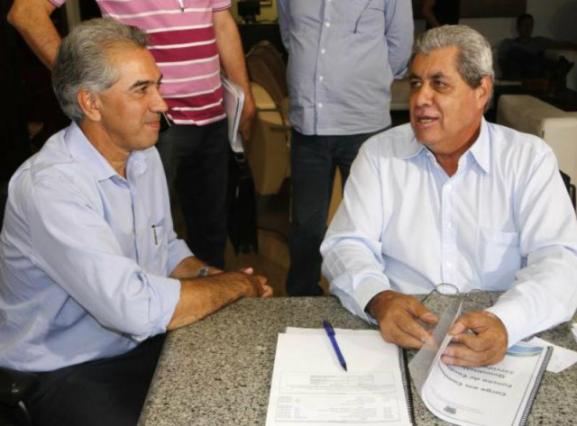 Planilha apreendida com presidente da Odebrecht lista políticos de MS Os nomes do atual governador Reinaldo Azambuja (PSDB) e o ex-governador André Puccinelli (PMDB) estão entre os nomes de políticos de MS encontrados em documentos apreendidos na casa do presidente da Odebrecht Infraestrutura, durante operação Lava Jato (Foto: Divulgação)