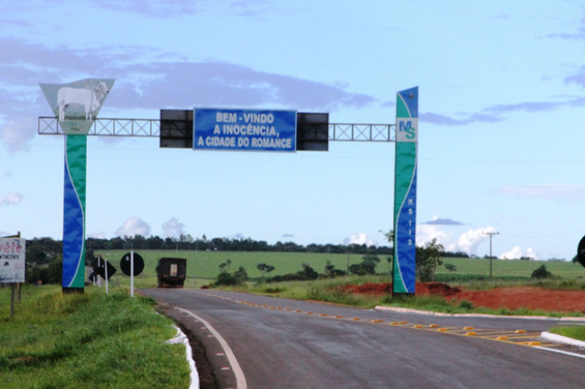 Inocência, a Cidade Romance, completa 53 anos nesta quarta-feira Pórtico na entrada de Inocência através da MS-112, a rodovia que encurtou a distância de Três Lagoas. (Foto: Ricardo Ojeda)