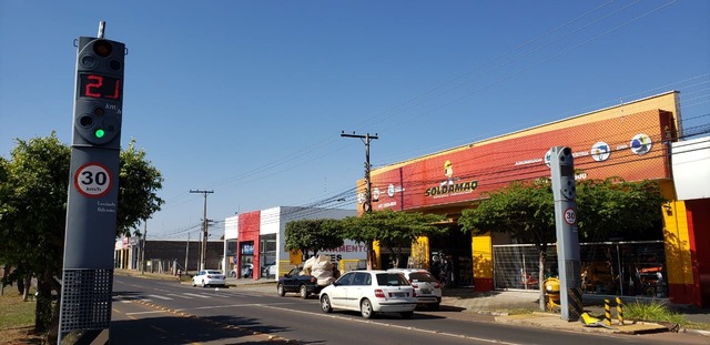 Empresa desliga lombadas eletrônicas para cobrar dívidas do Detran; 12 radares são de Três Lagoas Lombadas eletrônicas voltaram a funcionar após pagamento parcial da dívida. Foto: Ricardo Ojeda.
