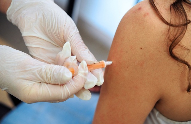 Nova resolução permite a aplicação de vacinas em farmácias (Foto: Fred Tanneau/AFP)