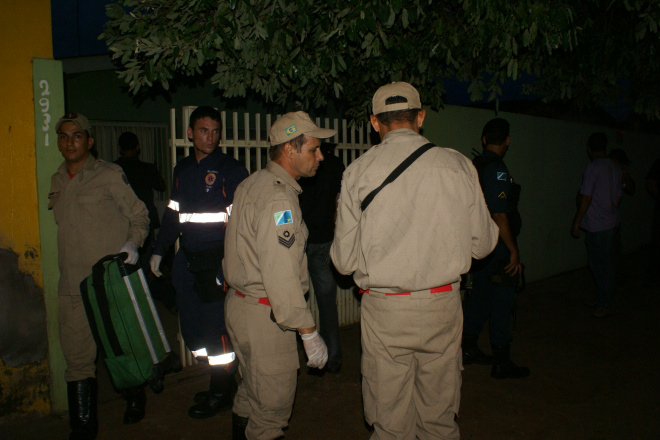 Local do crime ficou movimentado por bombeiros, policiaiis e agentes do SAMU (Foto: Camila Carvalho)