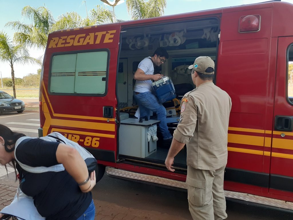 Bombeiros ajudam no transporte de órgãos de doador de Três Lagoas Após deslocamento até a Capital do Estado para teste de compatibilidade, a unidade de resgate do 5ºGBM apoiou com transporte especializado dos órgãos até o aeroporto municipal de Três Lagoas para voo até seus destinos. Fotos: Divulgação