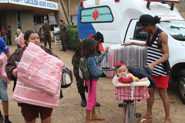 Distribuição foi previamente organizada, seguindo critérios de cada uma das seis unidades CRAS, que possuem cadastro das famílias beneficiadas  (Foto/Assessoria)