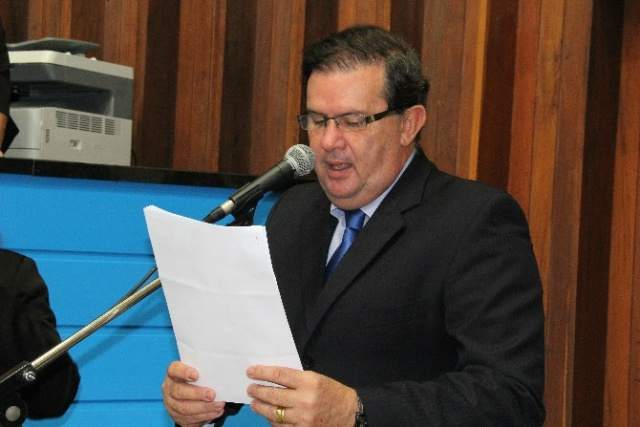 Na Assembleia Legislativa, Eduardo Rocha lê Moção de Congratulação a delegados da PC de Três Lagoas e destaca matéria do Perfil News (Foto: Assessoria)