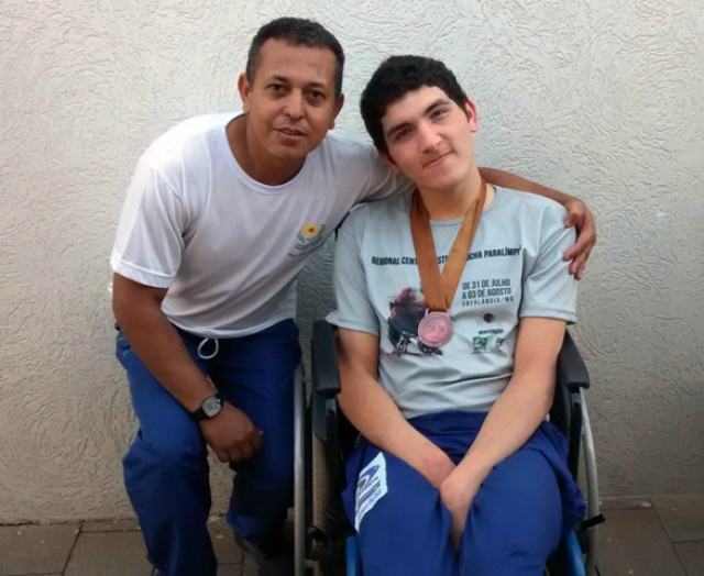 Atleta da APAE de Três Lagoas conquista medalha em competição regional André conquistou o terceiro lugar, posição que dá o direito de participação no campeonato brasileiro (Foto: Divulgação/Assecom)