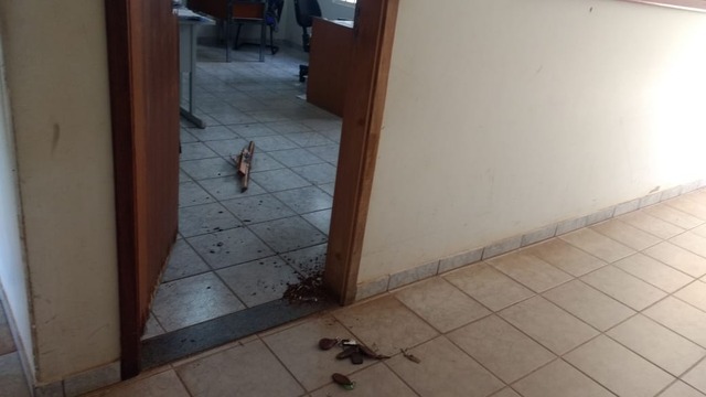 Núcleo Regional de Saúde é assaltado em Três Lagoas Porta destruída e vários documentos roubados no núcleo regional de saúde. Foto recebida por WhatsApp