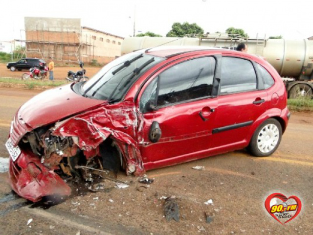 Apesar de a colisão ter sido lateral, os veículos tiveram sérios danos. O ônibus ficou sem o para-choque frontal. Já o Citroen C3 que era dirigido pela pedagoga (Foto: Rodrigo dos Santos)
