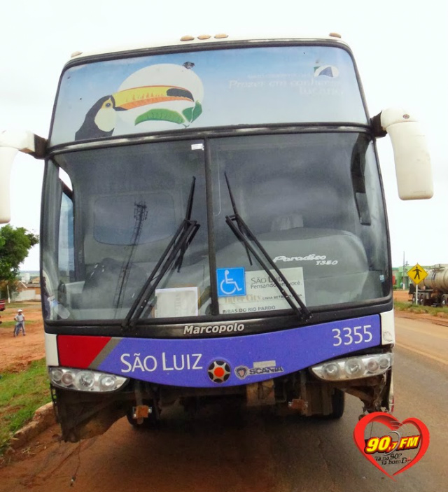 Ônibus ficou sem o para-choque frontal devido a colisão
(Foto: Rodrigo dos Santos)