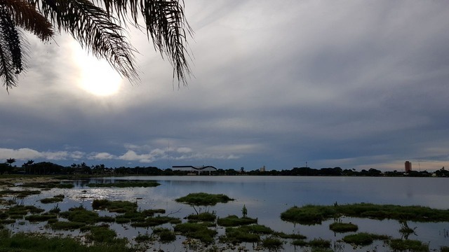 Na manhã desta quinta-feira (20), o céu de Três Lagoas estava com formação de nuvens. (Foto: Ricardo Ojeda)

