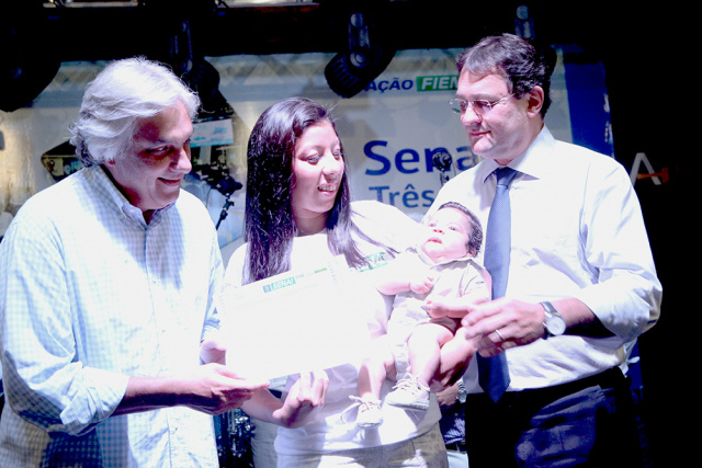Delcídio e Sérgio Longen entregaram o diploma a formanda Perla Varone, do curso de Auxiliar Administrativo (Foto: cedida)