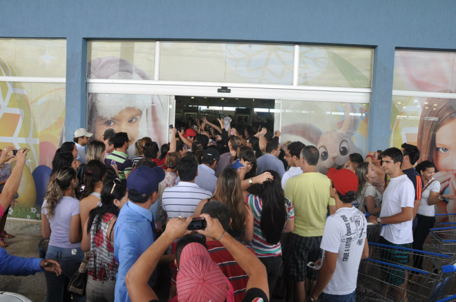 Fael, vencedor do BBB 12 visita Shopping China e vira atração Milhares de turistas lotaram o Shopping China neste feriado de Semana Santa (Fotos: Assessoria)