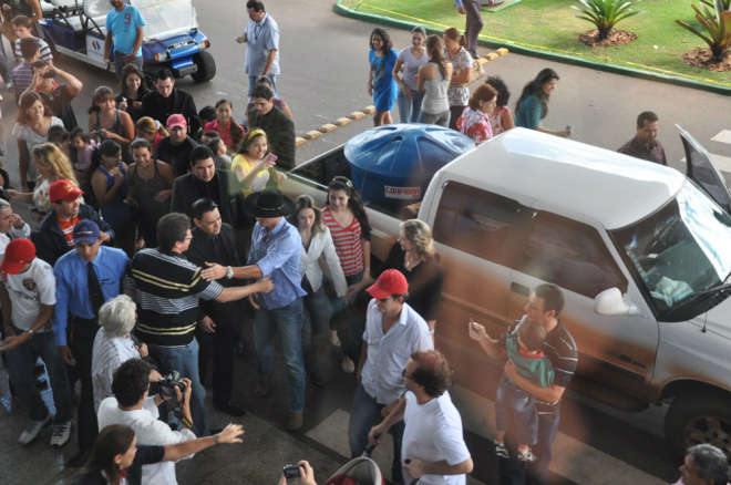 Fael, vencedor do BBB 12 visita Shopping China e vira atração Chegada de Fael, vencedor do BBB 12 congestionou a entrada do Shoppinh China