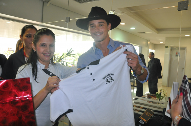 Fael, vencedor do BBB 12 visita Shopping China e vira atração Fael ganhou vários presentes do Shopping China