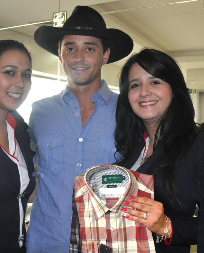 Fael, vencedor do BBB 12 visita Shopping China e vira atração O mais novo milionário do Brasil ganhou presentes e como não podia faltar uma camisa xadrez