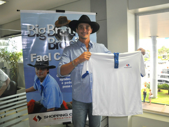 Fael, vencedor do BBB 12 visita Shopping China e vira atração Fael, vencedor do BBB 12 visita Shopping China e vira atração