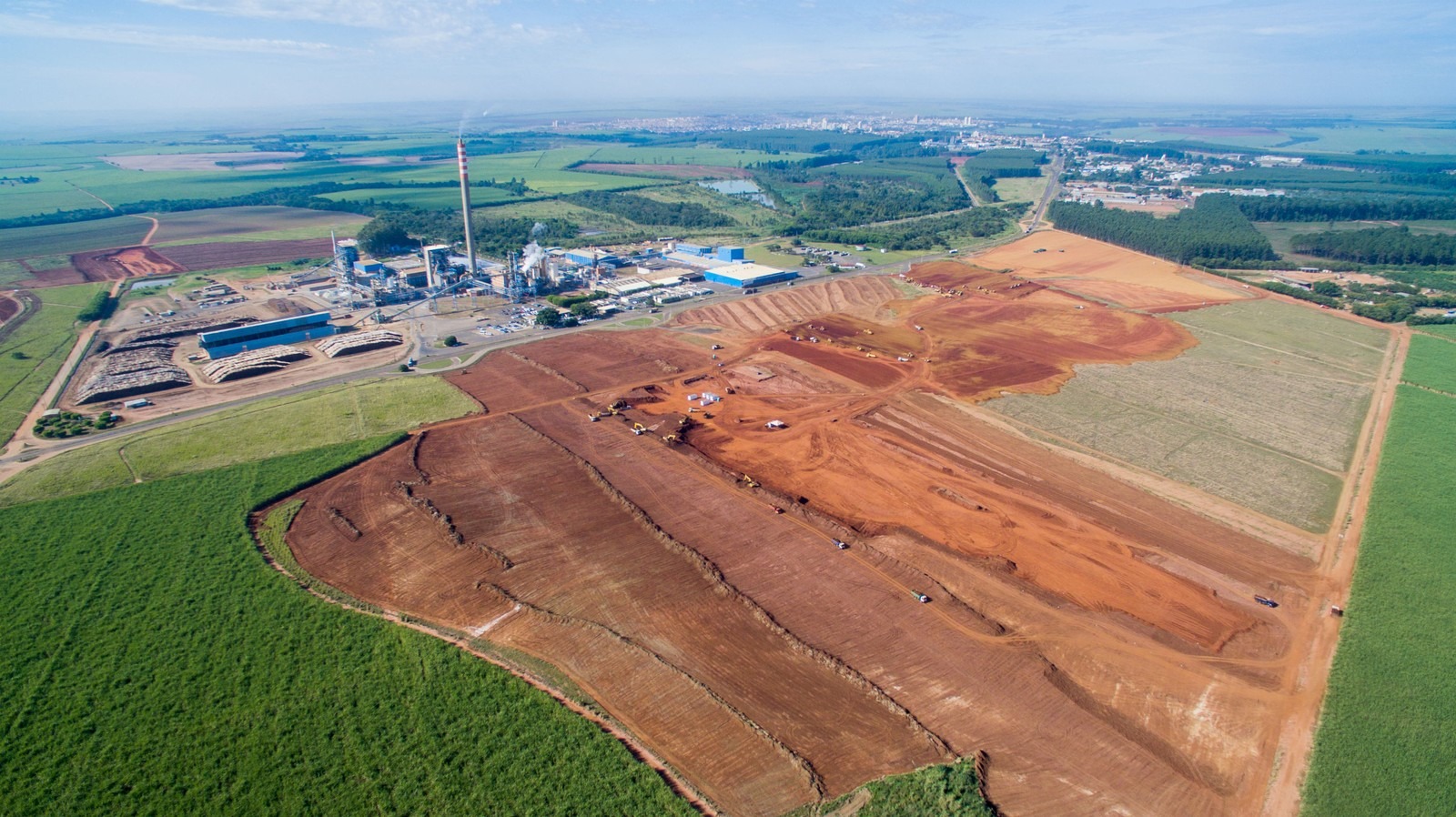 Governo Paulista "cresce os olhos" para o mercado de celulose e anuncia Polo de Desenvolvimento voltado ao setor Canteiro de obras da fábrica de celulose ocupa uma área de mais de 1,2 milhão de metros quadrados em Lençóis Paulista. Foto: Grupo Bracell/Divulgação