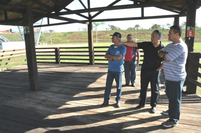 O promotor Antônio Carlos, um dos responsáveis pelo evento, recepciona o pessoal da Sejuvel e fala sobre as obras feitas para a realização desta edição do Motoshow (Foto: Divulgação)