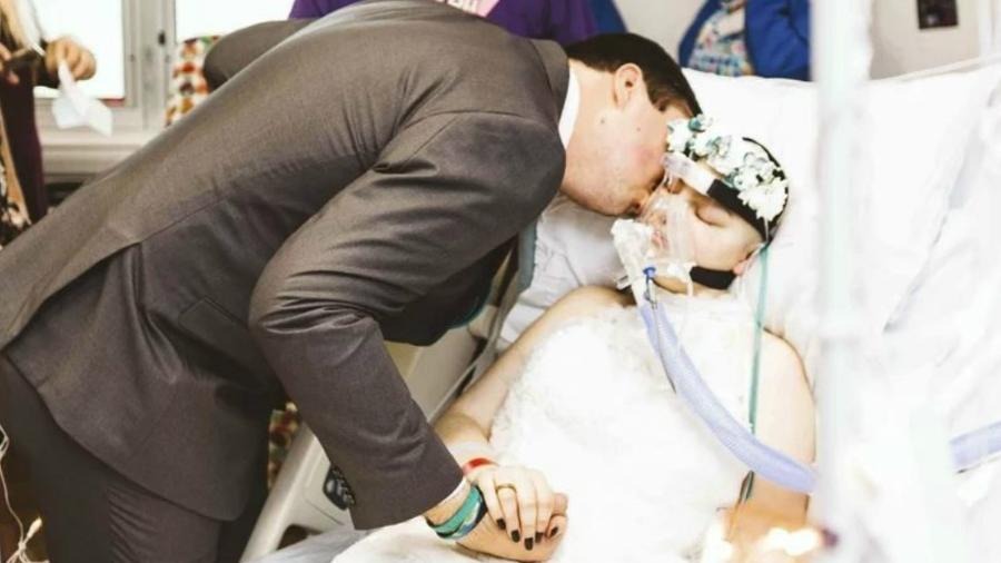 Aos 19 anos, jovem se casa na cama de hospital três dias antes de morrer