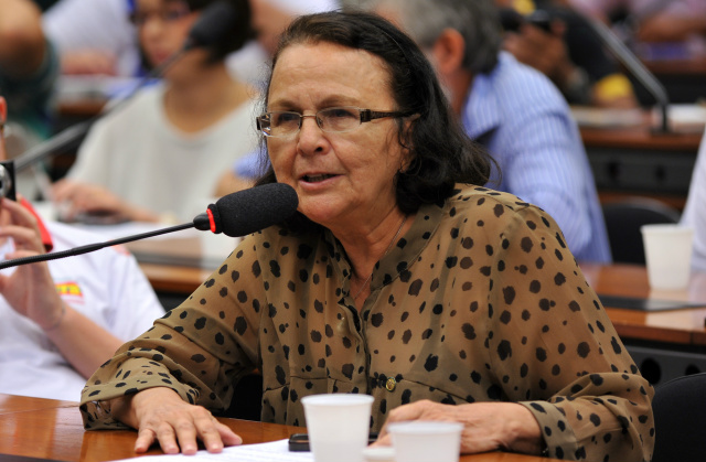 Deputada Jô Moraes apresentou relatório a favor de projeto que proíbe revistas íntimas em empresas e órgãos públicos (Foto: Zeca Ribeiro/Câmara dos Deputados)