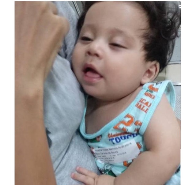 O bebê Saulo, de seis meses, ainda com a etiqueta de triagem, esperou por 2h30 para atendimento no Nossa Senhora Auxiliadora. Foto publicada com autorização da mãe.