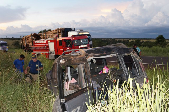 Agente da PRF examina a van Doblò, logo após a ocorrência do acidente (Foto: Rádio Portal News)