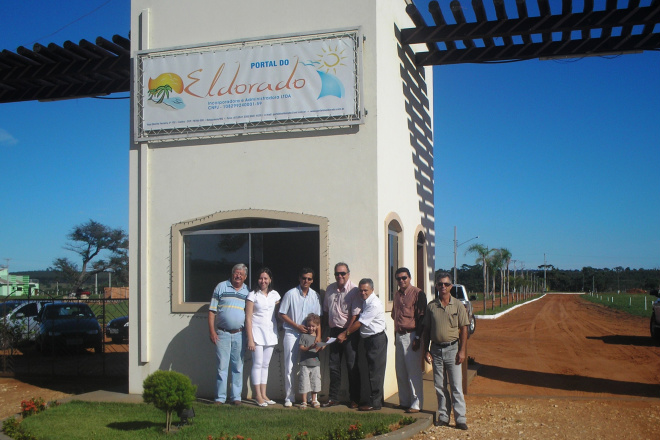 Momento da entrega do título ao ganhador do bilhete premiado (Foto: Divulgação) 