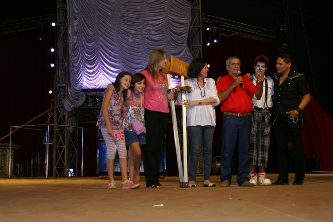 Prefeita recebe doação de Pernas de pau, do circo para escola. Foto: Camila Carvalho