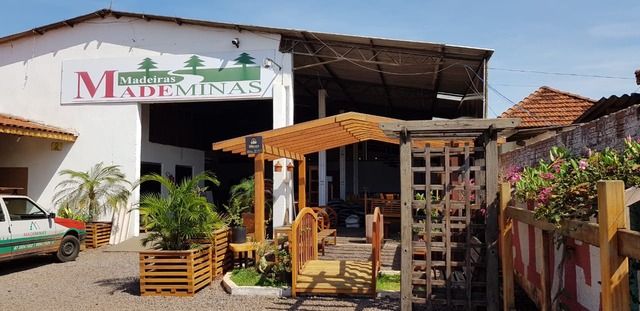 Mademinas se torna referência em madeiras para construção e decoração na região