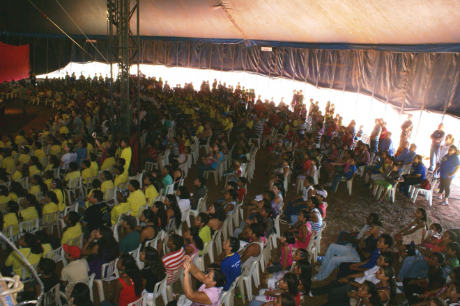 Crianças das escolas e projetos municipais, assistem atrações no circo. Foto: Camila Carvalho