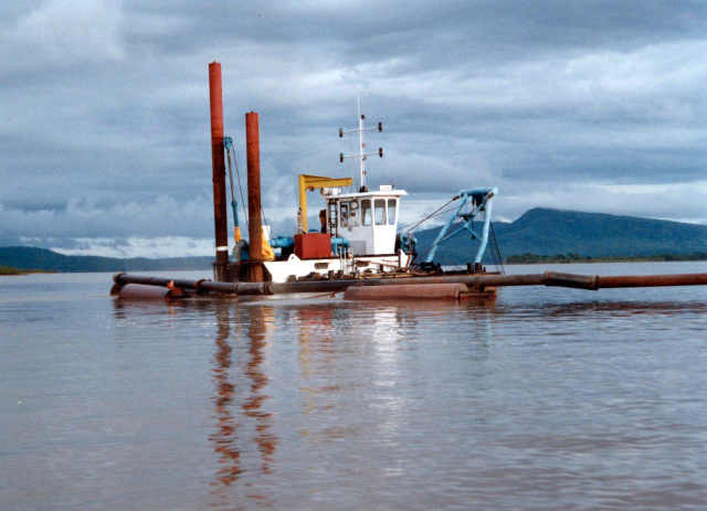 Draga em operação no rio Paraguai. Entre novembro de 2009 e março de 2010, foram removidos 86.300 metros cúbicos de areia, num trecho aproximado de 2.200 km.