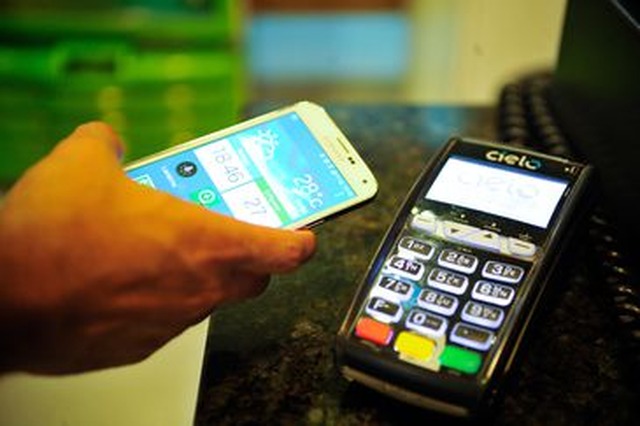 Mais de 60% dos brasileiros usam meios digitais para pagamentos No Brasi, mais de 14% dos entrevistados realizam operações financeiras por meio de smartphones (Arquivo/Marcello Casal Jr/Agência Brasil)