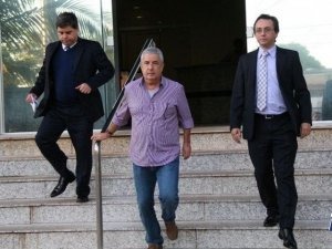 Juiz cita "macrocorrupção" e mantém o bloqueio de milhões da Lama Asfáltica João Amorim (ao centro) ao deixar a sede Polícia Federal durante operação Lama Asfáltica. (Foto: Arquivo )