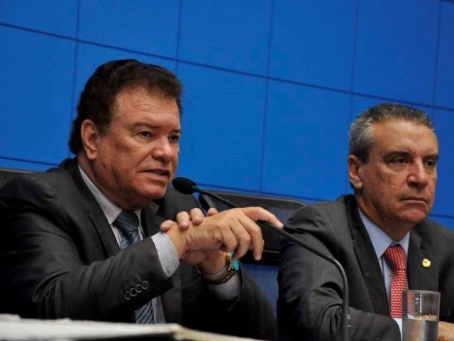 Deputados Maurício Picarelli (PSDB), autor do projeto, ao lado de Paulo Corrêa (PSDB), durante sessão (Foto: Assessoria/ALMS)
