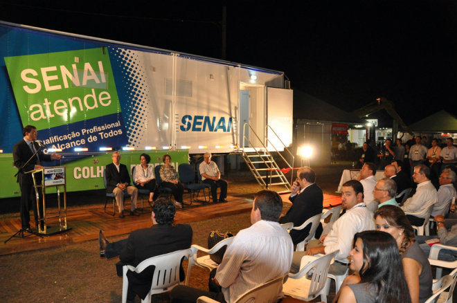 Unidade móvel para curso teórico a operador de máquina de colheita florestal foi entregue pouco antes da abertura da feira.