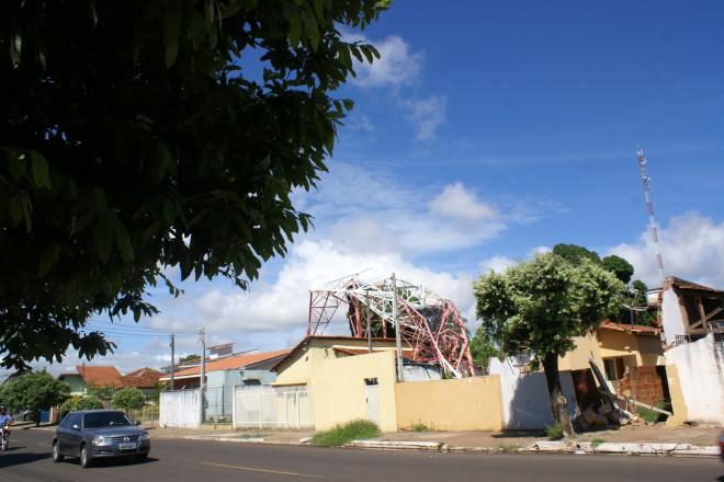 A casa destruída e os destroços da torre continuam intactos
Foto: Ana Paula Barbosa