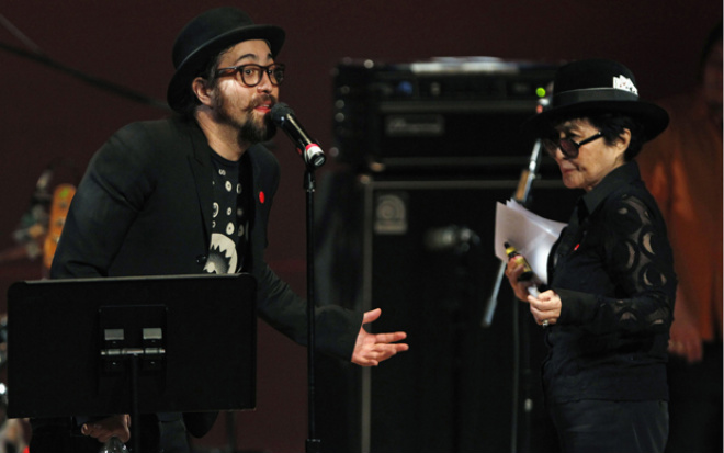 Sonic Youth participa de festival em benefício ao Japão Sean Lennon com a mãe , Yoko Ono