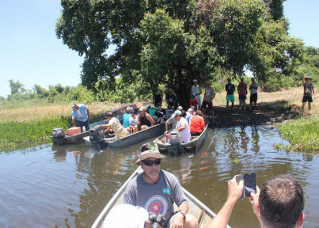 Durante a capacitação, no Pantanal, os alunos aproveitaram para registrar sua presenças na área (Foto: Divulgação)