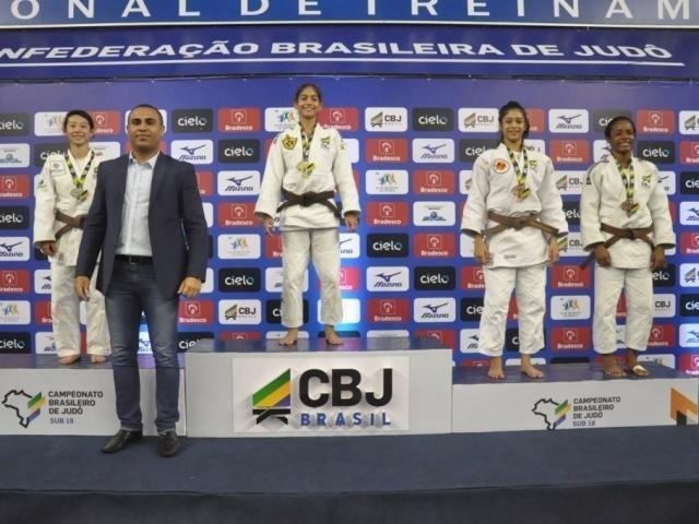 Judocas de MS são convocados para disputar Pan-Americano na Argentina Leticia Menino, no alto do pódio, garantiu presença em competição internacional (Foto: CBJ/Divulgação)