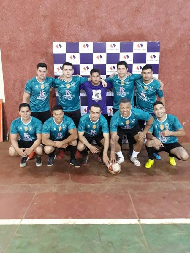 Família morta em acidente na MS-060 assistiria missa em comemoração à formatura da filha Márcio (2º da dir para a esq, agachado) em foto do campeonato interno do Shopping China: amigos e funcionários estão consternados. Foto: Arquivo Pessoal